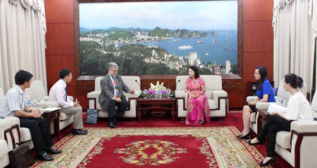 广宁省领导会见美国驻越大使馆文化参赞